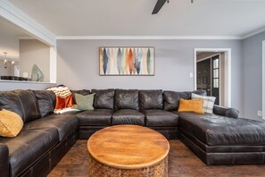 Smart TV, fireplace, offices - Colleen's Corner: Captivating 4bed/2.5 bath in Charming Neighborhood (Little Rock)