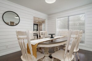 Dining - Colleen's Corner: Captivating 4bed/2.5 bath in Charming Neighborhood (Little Rock)