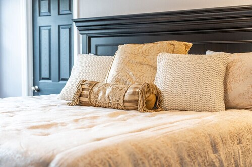 Colleen's Corner: Captivating 4bed/2.5 bath in Charming Neighborhood