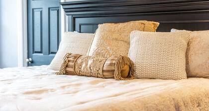 Colleen's Corner: Captivating 4bed/2.5 bath in Charming Neighborhood