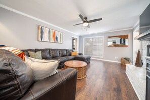 Smart TV, fireplace, offices - Colleen's Corner: Captivating 4bed/2.5 bath in Charming Neighborhood (Little Rock)