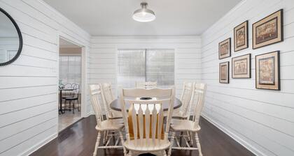 Colleen's Corner: Captivating 4bed/2.5 bath in Charming Neighborhood