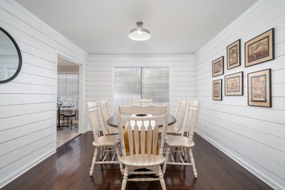 Colleen's Corner: Captivating 4bed/2.5 bath in Charming Neighborhood