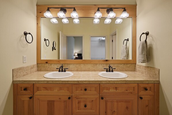 Bruser, hårtørrer, håndklæder