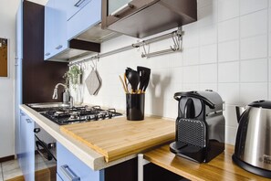 Een koelkast, een microgolfoven, een oven, een kookplaat