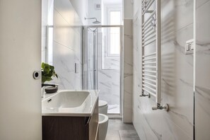 Douche, bidet, serviettes fournies, savon