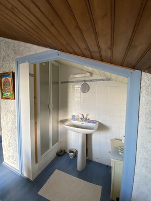 Shower, bidet, towels, soap - Séjour Relaxation, Bien-être , au Domaine D'eihei-ji (Biars-sur-Cère)