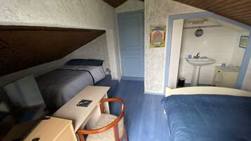 1 bedroom, desk, free WiFi, bed sheets