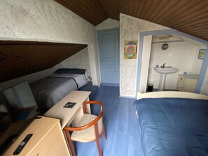 1 bedroom, desk, free WiFi, bed sheets