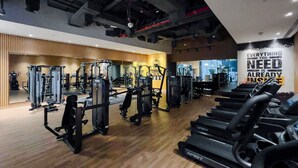 A gym with various exercise equipment, including treadmills and weight machines. - Modern studio on Palm Jumeirah (Dubai)