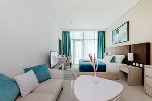 Estúdio superior, sacada, vista para a cidade | 1 quarto, roupas de cama premium, escrivaninha, cortinas blackout