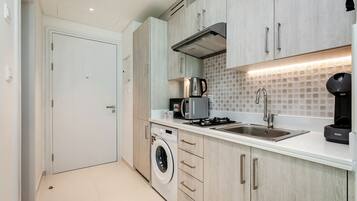 Superior Studio, Balcony, City View | Private kitchen