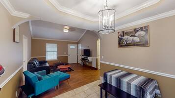 Una televisión, libros