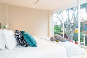 1 habitación, tabla de planchar con plancha, cuna de viaje y wifi 