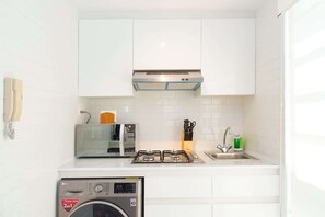 Refrigerador, microondas, parrilla de estufa y cafetera y tetera 