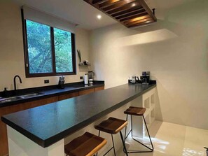 Kühlschrank, Herdplatte, Wasserkocher mit Kaffee-/Teezubehör