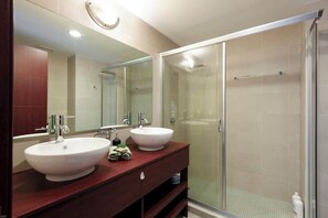 A modern bathroom with two sinks, a large mirror, and a glass shower enclosure. - Beautiful design in Polanco, 2 rooms (Ciudad de México)