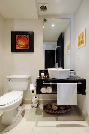 Shower, hair dryer, towels, shampoo