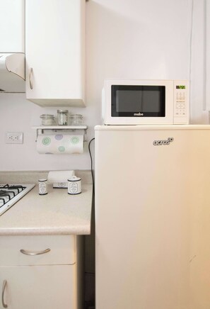 Wasserkocher mit Kaffee-/Teezubehör, Kühlschrank, Mikrowelle, Ofen