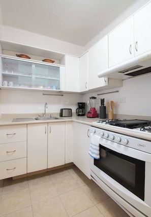 Coffee/tea maker, fridge, microwave, oven