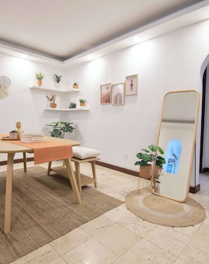 A room with a dining table, chairs, a mirror, and potted plants. - Lindo depa a pasos de Chapultepec y sus Museos (Ciudad de México)