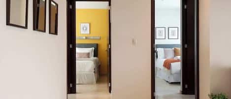 2 habitaciones, tabla de planchar con plancha, cuna de viaje y wifi