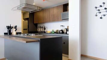 Frigorífic, microones, forn i placa de cuina