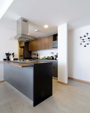 Fridge, microwave, oven, stovetop - SANTA FE  Beautiful Apartment! (Palo Alto)