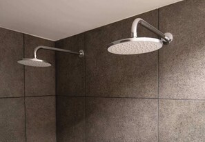 Douche, séchoir à cheveux, serviettes fournies, shampooing