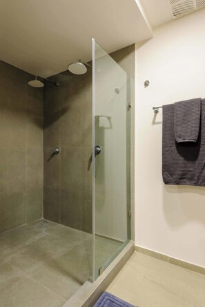 Douche, sèche-cheveux, serviettes fournies, shampoing