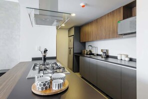 Réfrigérateur, micro-ondes, plaque de cuisson, cafetière/bouilloire