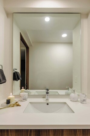 Shower, hair dryer, towels, shampoo - Apartamento Completo ¡SANTA FE! (Ciudad de México)