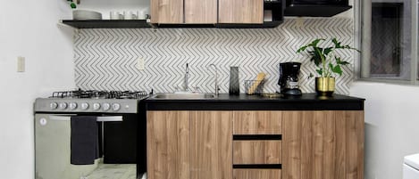 Wasserkocher mit Kaffee-/Teezubehör, Kühlschrank, Mikrowelle, Ofen