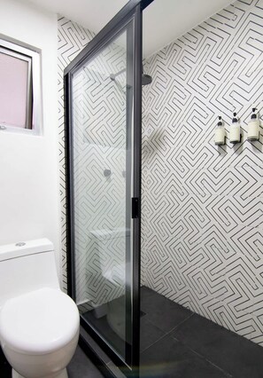 Dusche, kostenlose Toilettenartikel, Haartrockner, Handtücher