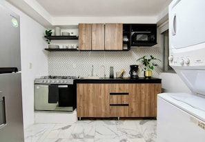 Wasserkocher mit Kaffee-/Teezubehör, Kühlschrank, Mikrowelle, Ofen