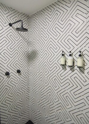 Een douche, gratis toiletartikelen, een haardroger, handdoeken