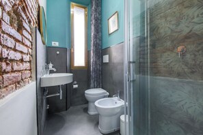 Dusche, Haartrockner, Bidet