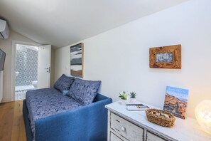 2 bedrooms, iron/ironing board, WiFi