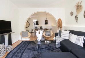 TV - Tribal Bohemian Penthouse with balcony in Condesa (Ciudad de México)