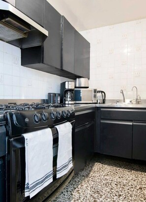 Refrigerador, microondas, horno, cafetera/tetera