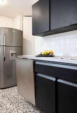 Frigorífico, microondas, horno y cafetera o tetera