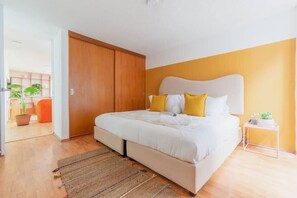 3 slaapkamers, een strijkplank/strijkijzer, reisbedje, wifi