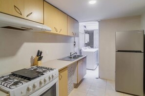 Een koelkast, een magnetron, een oven, een kookplaat