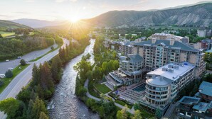 A riverside hotel with multiple buildings, a road, and surrounding greenery. - Eagle River by Avantstay Located in the Westin (Avon)