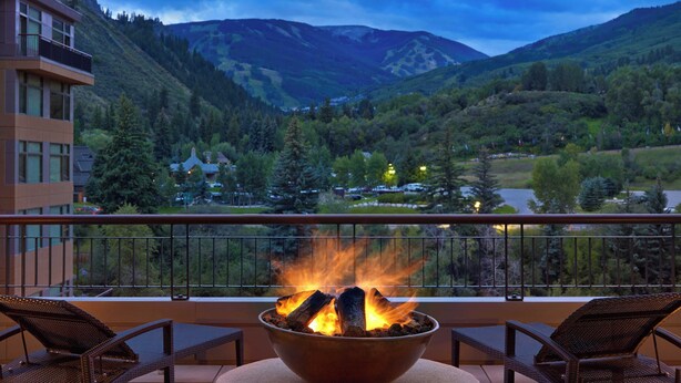 A balcony with a fire pit, overlooking a mountainous landscape. - Eagle River by Avantstay Located in the Westin (Avon)