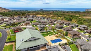 Un quartier résidentiel avec des maisons, une piscine et une vue sur l’océan.