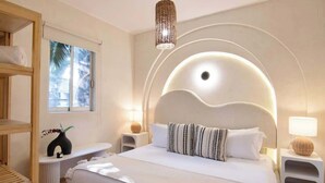 Ein modernes Schlafzimmer mit einem großen Bett, Nachttischlampen, einem Holzbodenregal und einem Fenster mit Blick auf Palmen.