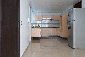 Kylskåp, mikrovågsugn, spishäll och kaffe- och tebryggare