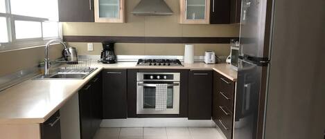 Kühlschrank, Mikrowelle, Ofen, Herdplatte