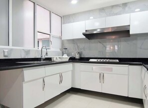 Geladeira, cooktop, cafeteira/chaleira